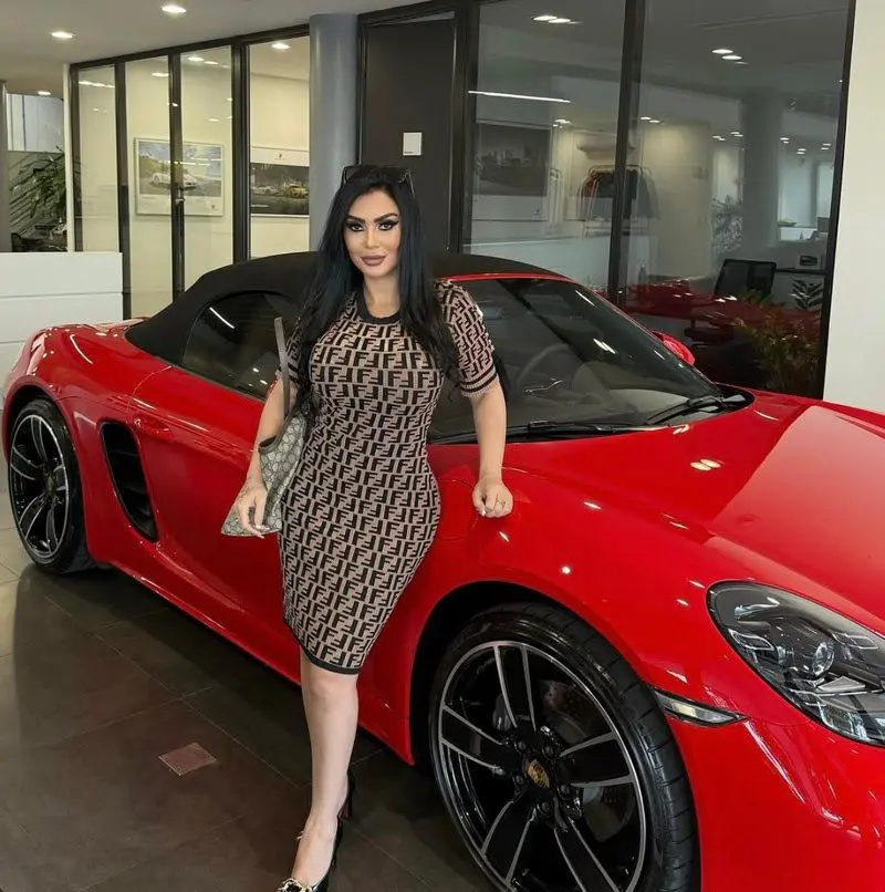 Influenciadora revela que precisou adaptar carro de luxo por conta de 'peitão' (Foto: Redes Sociais) 