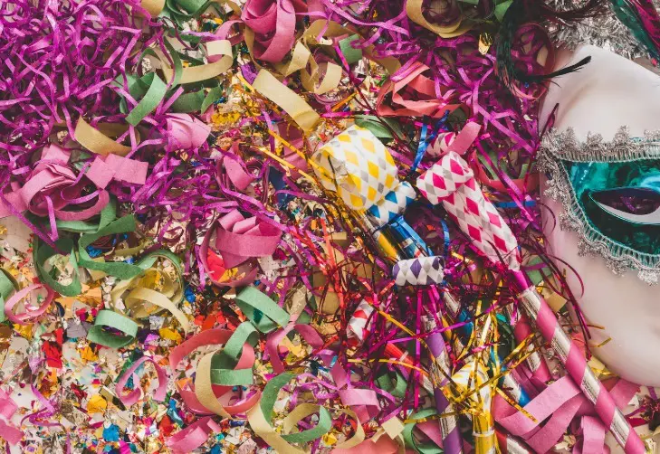 Carnaval movimenta bilhões no país e exige que foliões adaptem planos diante de mudanças constantes em blocos e estabelecimentos. Foto: Divulgação,