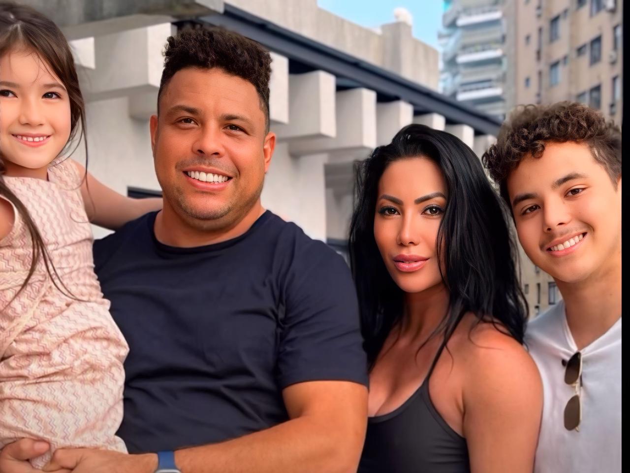 Michele Umezu, Ronaldo Fenômeno e família em registro recente || Reprodução: Redes Sociais 