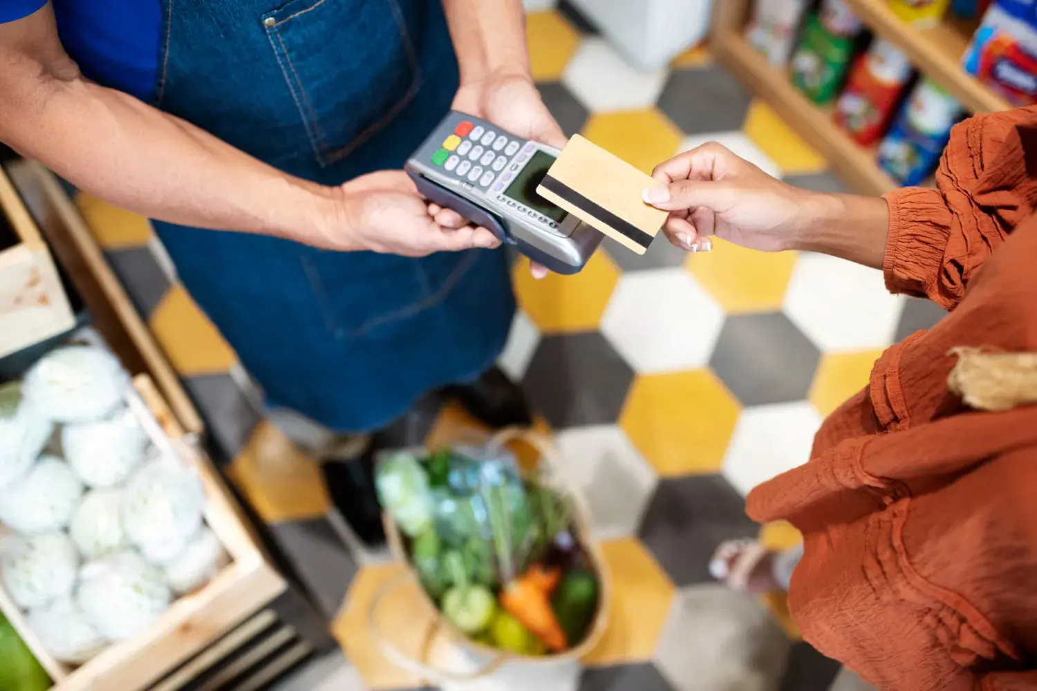 Novas regras limitam taxas cobradas por operadoras e prometem ampliar o uso dos cartões de alimentação e refeição em todo o país. Foto: Freepik.