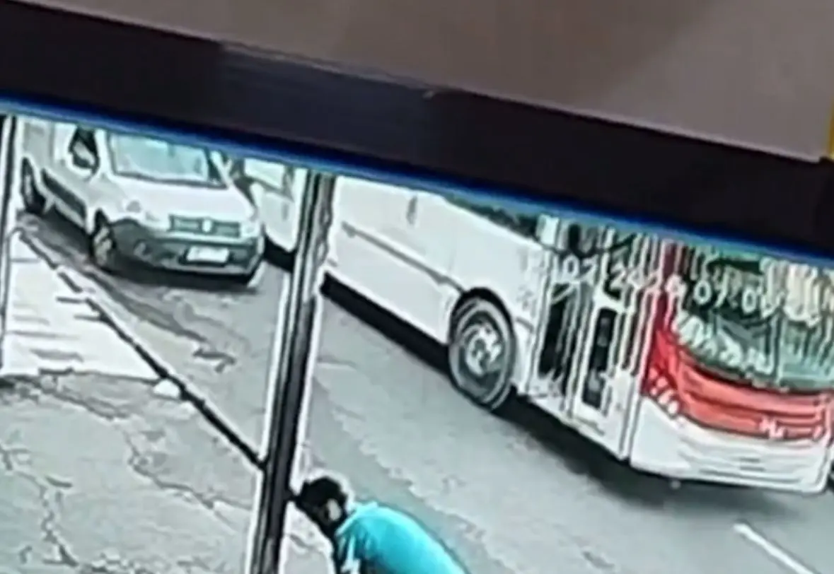 Motorista perde dedo após porta de carro ser atingida por ônibus (Foto: Reprodução/Redes sociais)