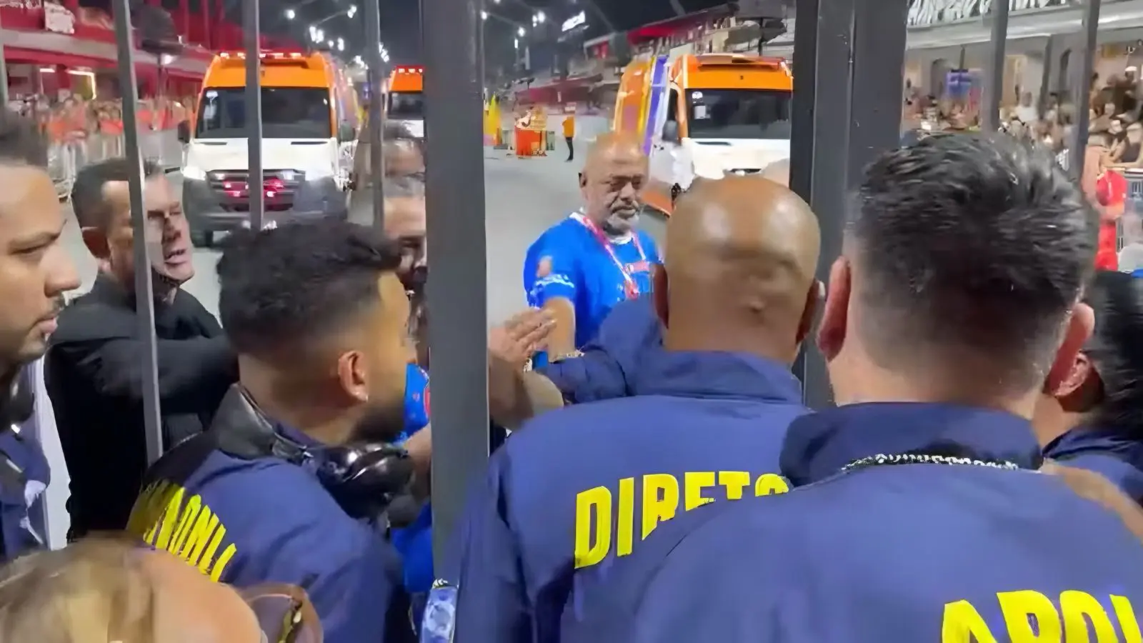 Presidente da Águia de Ouro é prensado por portão após desfile (Foto: Reprodução)