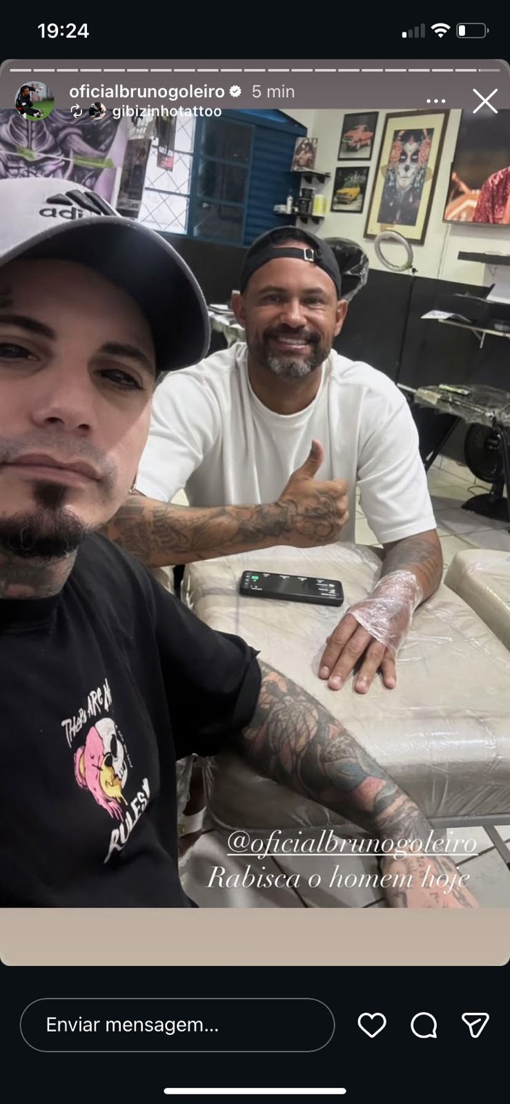 goleiro bruno tatuagem após receber alta
