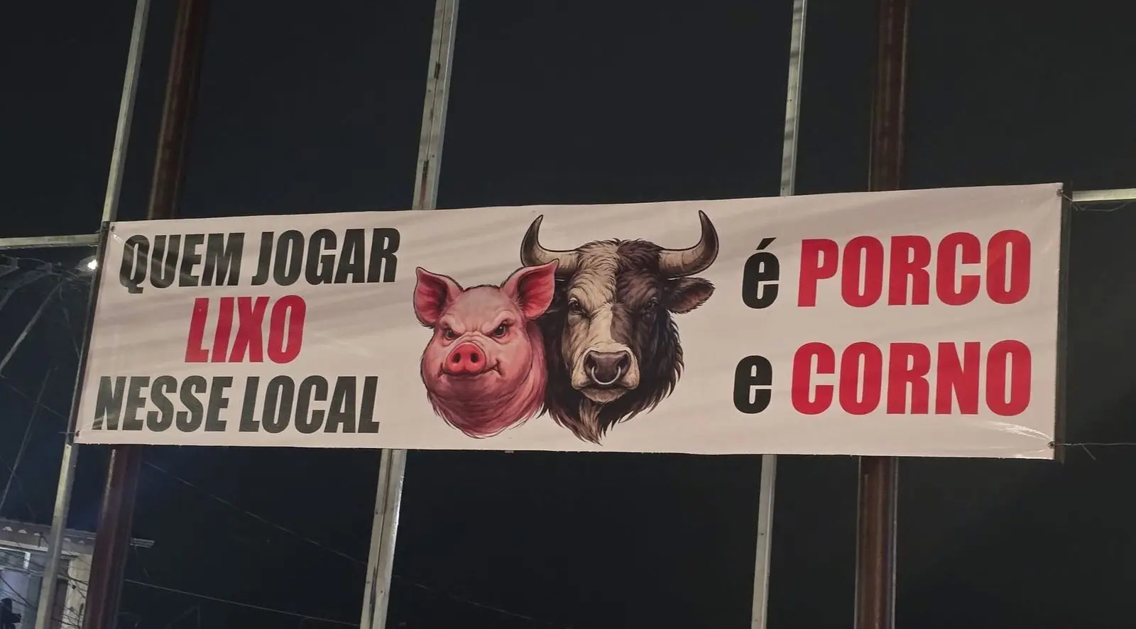 Faixa instalada por moradores protesta contra descarte irregular de lixo em SBC, Grande ABC Paulista. Foto: Viva ABC.