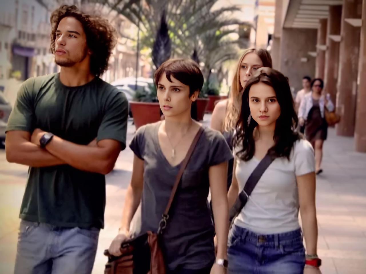 João Gago em cena na novela Avenida Brasil com as atrizes: Debora Falabella, Bianca Comparato e Caroline Abras || Reprodução: Gshow 