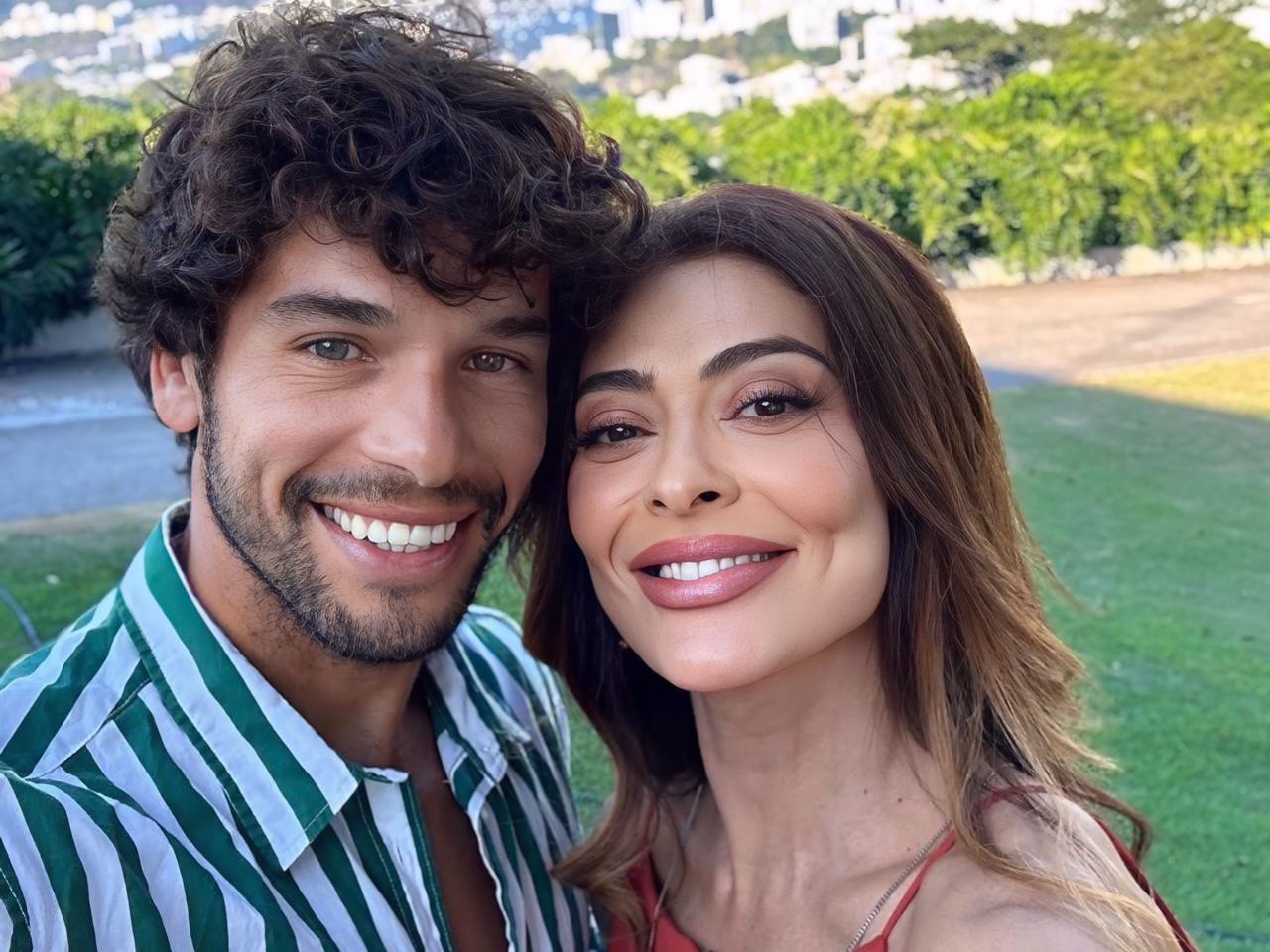 João Gago e Juliana Paes nos bastidores de 'Os Donos do Jogo', da Netflix 