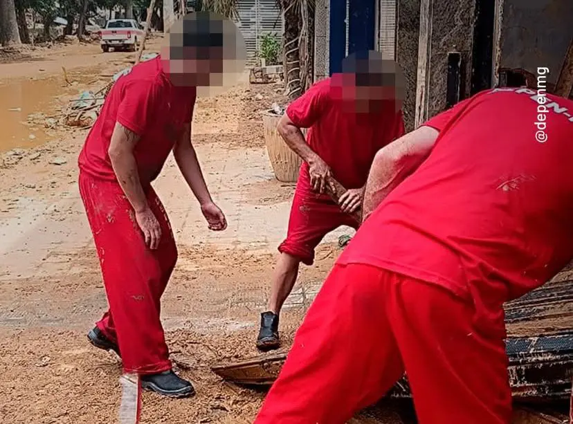 Detentos de Ubá foram flagrados trabalhando descalços e sem luvas após temporais; caso é investigado pelo governo de Minas. Foto: Depen MG.