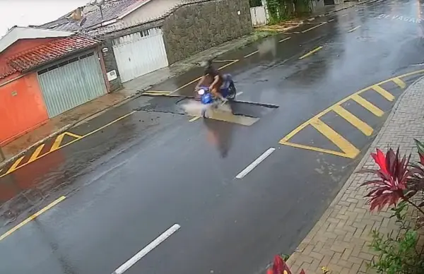 Motociclista fica gravemente ferido após cair em buraco não sinalizado; vídeo