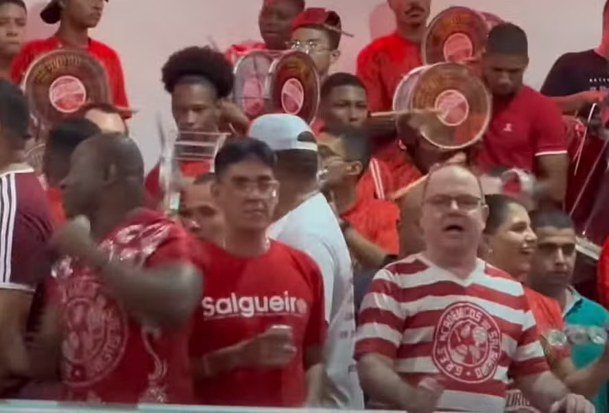 Adilsinho (de óculos, e com copo na mão) ao lado do presidente da escola, André Vaz (de camisa listrada) — Foto: Reprodução / YouTube Canal Sambemos