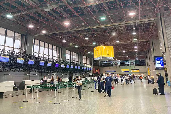 Alerta falso de bomba mobiliza polícia dentro do maior aeroporto do país. Imagem: Guarulhosweb