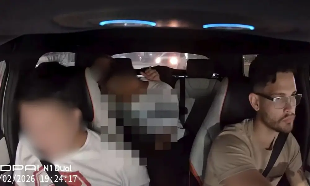 Casal é expulso de carro por aplicativo durante sexo e agride motorista; vídeo