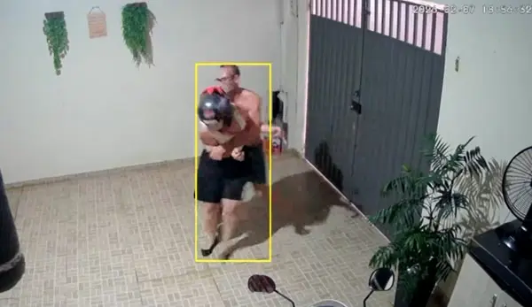 Homem é preso após manter esposa em cárcere privado; câmeras registraram agressões e ameaças