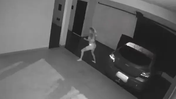 Carro se movimenta sozinho e deixa moradora em pânico; vídeo