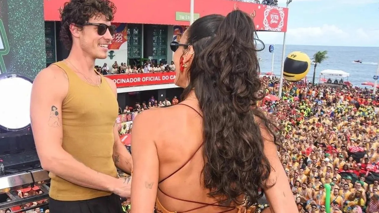Shawn Mendes e Bruna Marquezine curtem trio da Ivete no meio da pipoca em Salvador. Foto: Webert Belicio/AgNews
