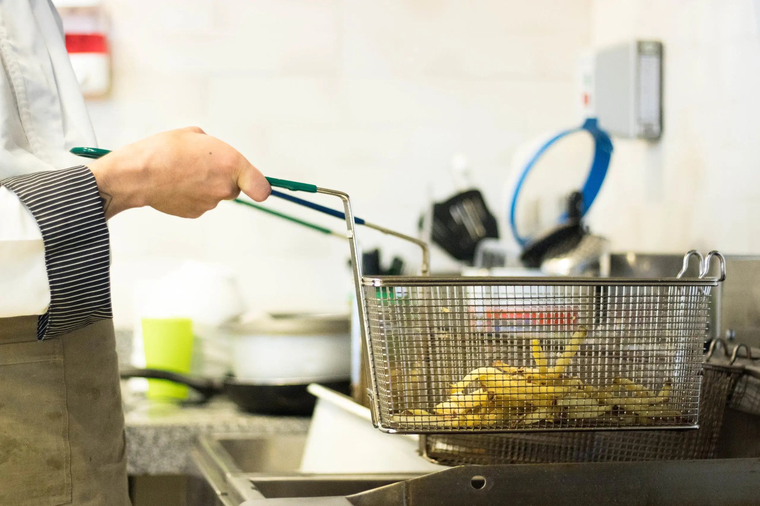 Homem morre após mergulhar cabeça em óleo quente em restaurante (Foto: Freepik)
