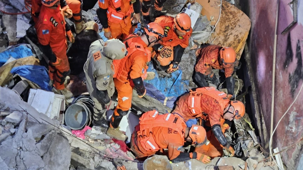 Mãe de criança resgatada dos escombros é encontrada morta no Maracanã (Foto: Divulgação/Corpo de Bombeiros)