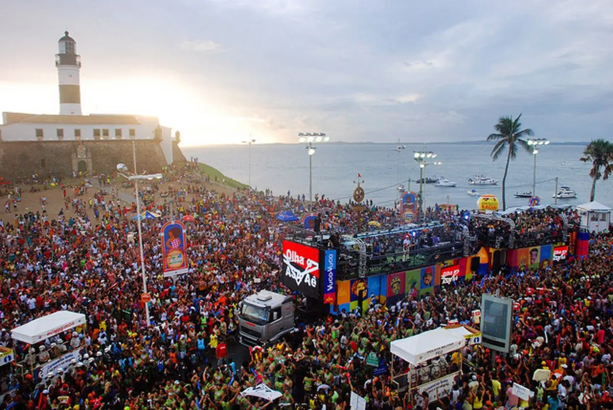 Casal flagrado em ato sexual na praia gera polêmica no Carnaval de Salvador; vídeo