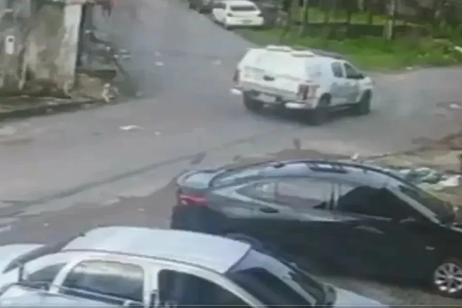 Policiais são flagradas atropelando grupo de cães com a viatura da PM; vídeo