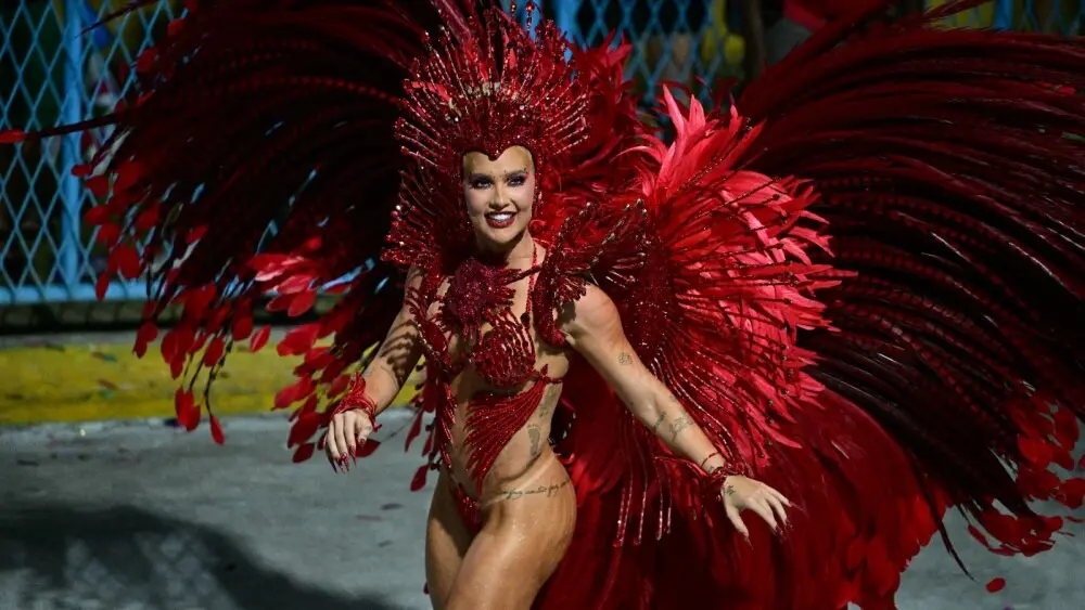Virginia relata bronca em estreia como rainha de bateria da Grande Rio