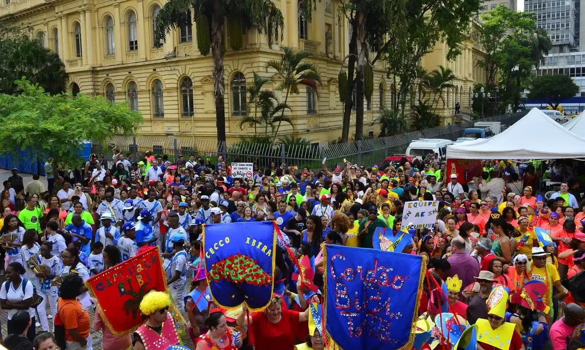Falta de banheiros vira dor de cabeça no Carnaval de rua de SP - Foto: Rovena Rosa/Agência Brasil