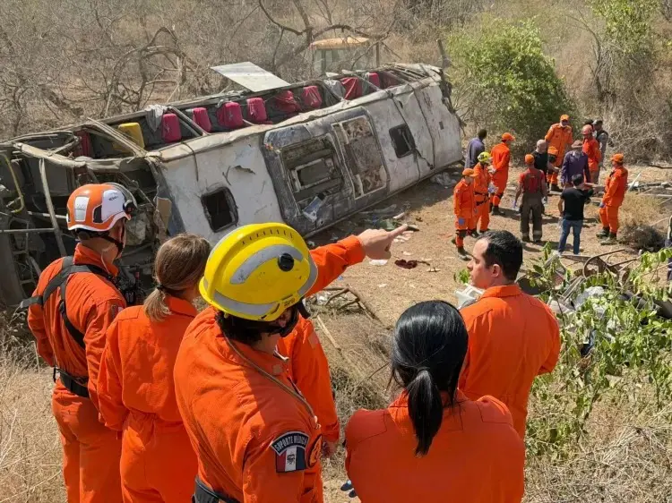 Ônibus com romeiros capota e deixa ao menos 15 mortos