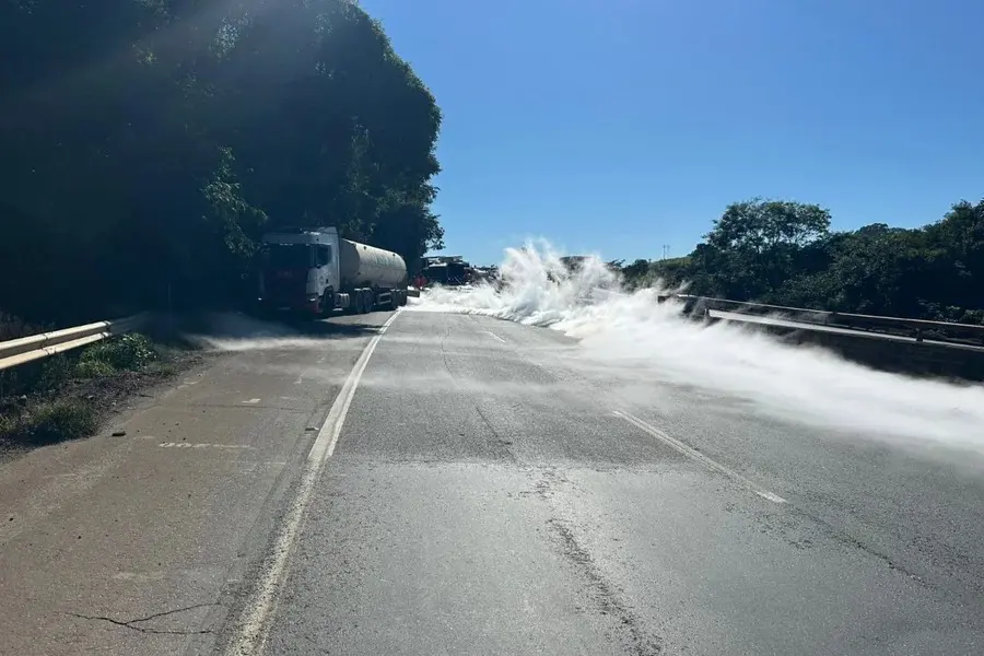 Acidente entre ônibus e duas carretas na Fernão Dias deixa motorista morto - Foto: Divulgação/CBMMG
