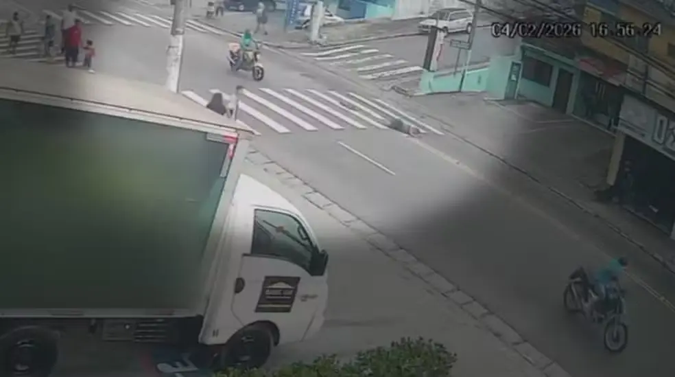 Motoqueiro empina moto e atropela idosa na faixa de pedestre (Foto: TV Globo)
