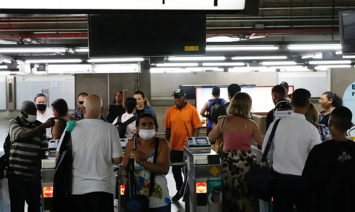 Metrô de SP terá operação 24 horas na virada para o domingo de Carnaval