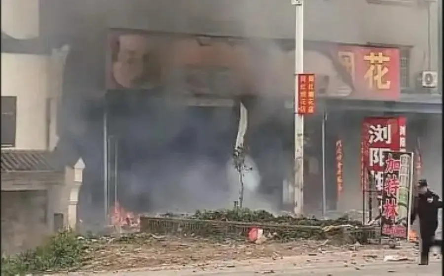 Explosão em loja de fogos de artifício deixou 12 mortos na província de Hubei, na China, durante as celebrações do Ano Novo Lunar. Foto: Reprodução / Redes sociais.