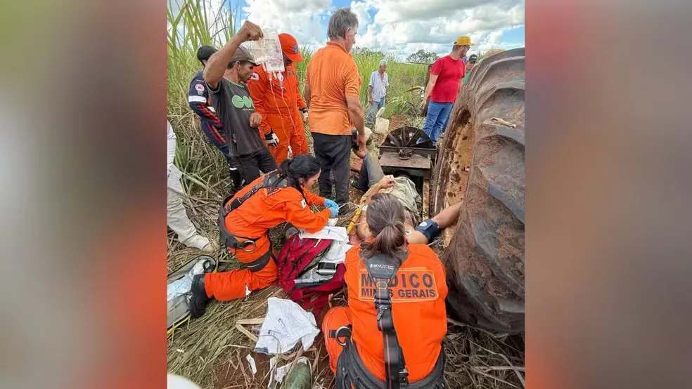 Homem tem a perna prensada em máquina agrícola no interior de MG (Foto: Corpo de Bombeiros/Divulgação)