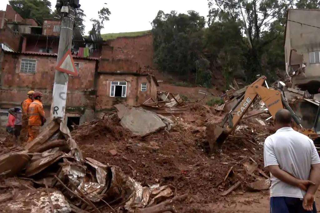 Bombeiros trabalham em área de desabamento na região de Parque Burnier em Juiz de Fora (MG) - Foto: Reprodução/TV Globo
