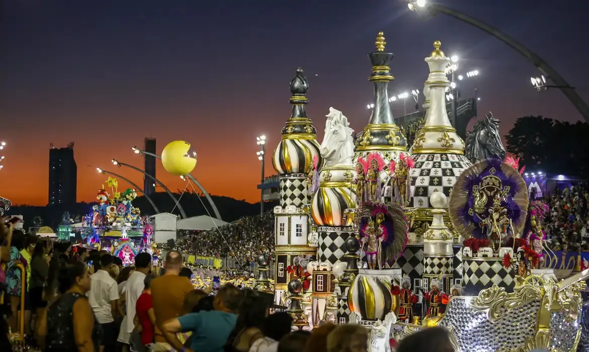 Desfile da Rosas de Ouro em 2025 - Foto: Paulo Pinto/Agência Brasil