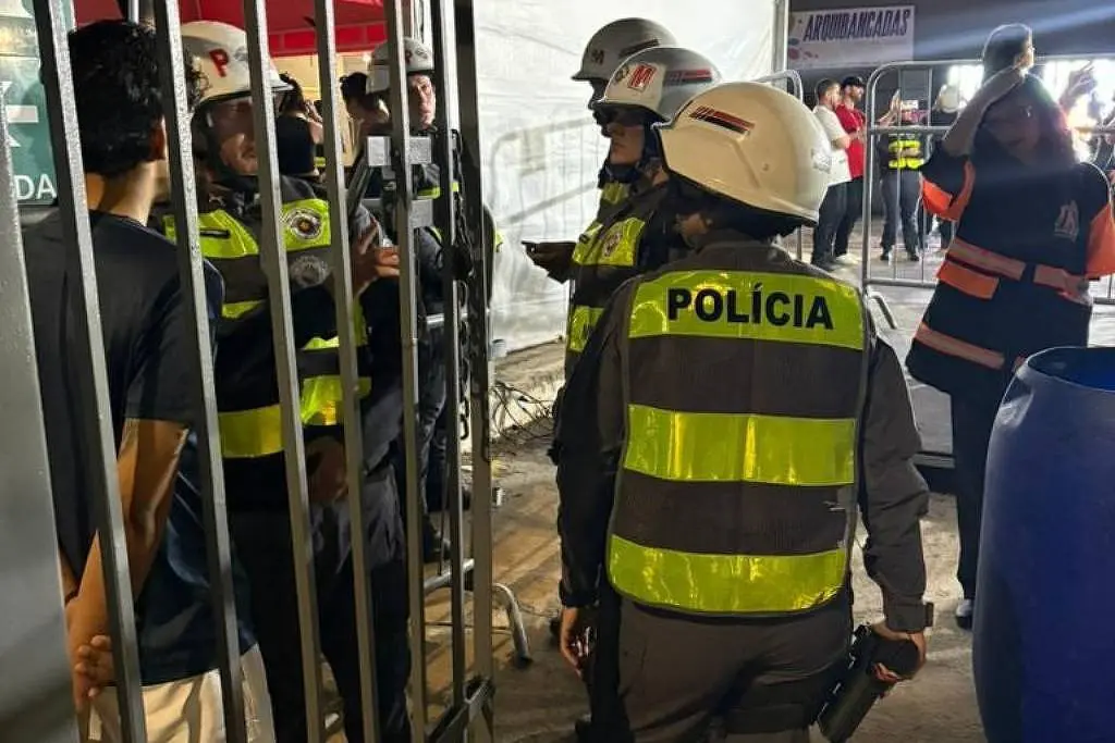 Policiais militares identificam homem condenado por agressão tentando entrar no Anhembi na noite deste sexta (13) - Foto: Divulgação/ SSP