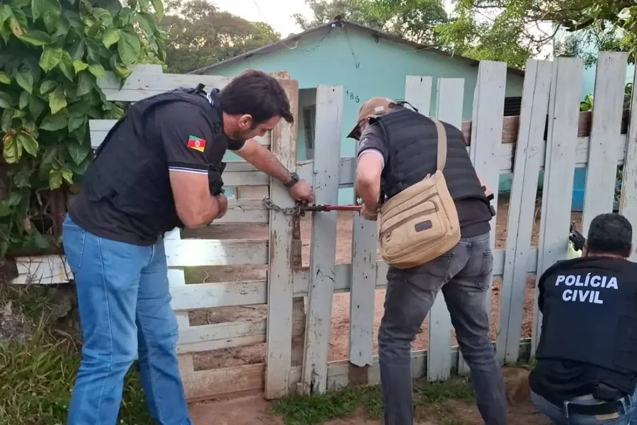 Policiais civis cumprem mandados de prisão temporária contra integrantes de facção suspeitos de torturar adolescente em Porto Alegre. Foto: Divulgação/PCRS.