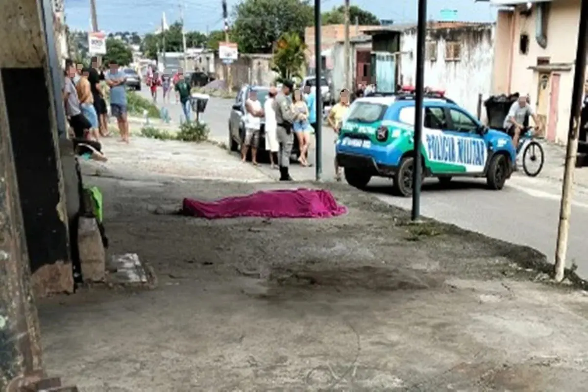 Homem é executado a tiros em calçada de comércio