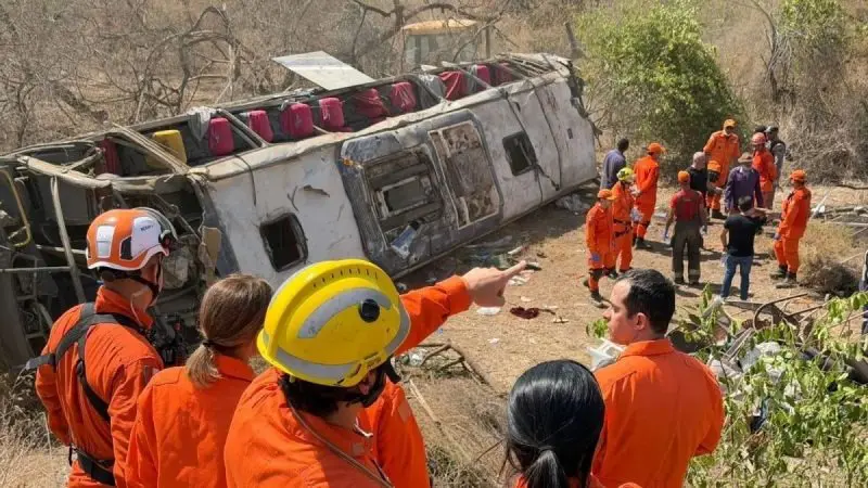 Acidente com ônibus de romeiros mobilizou força-tarefa de resgate e levou o governo de Alagoas a decretar luto oficial de três dias. Foto: Corpo de Bombeiros.