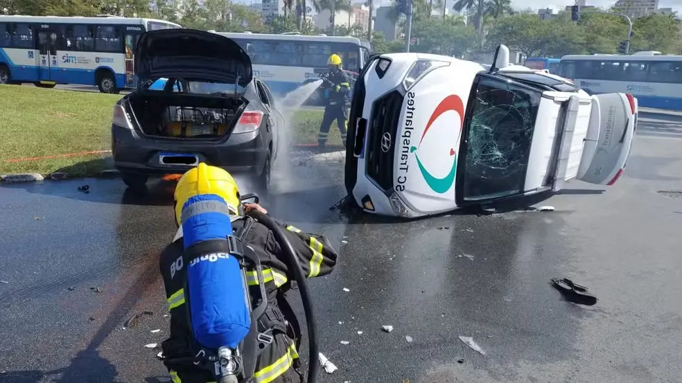 Veículo que transportava órgãos para transplante capotou após colisão com carro de passeio no Centro de Florianópolis. Foto: Corpo de Bombeiros. 