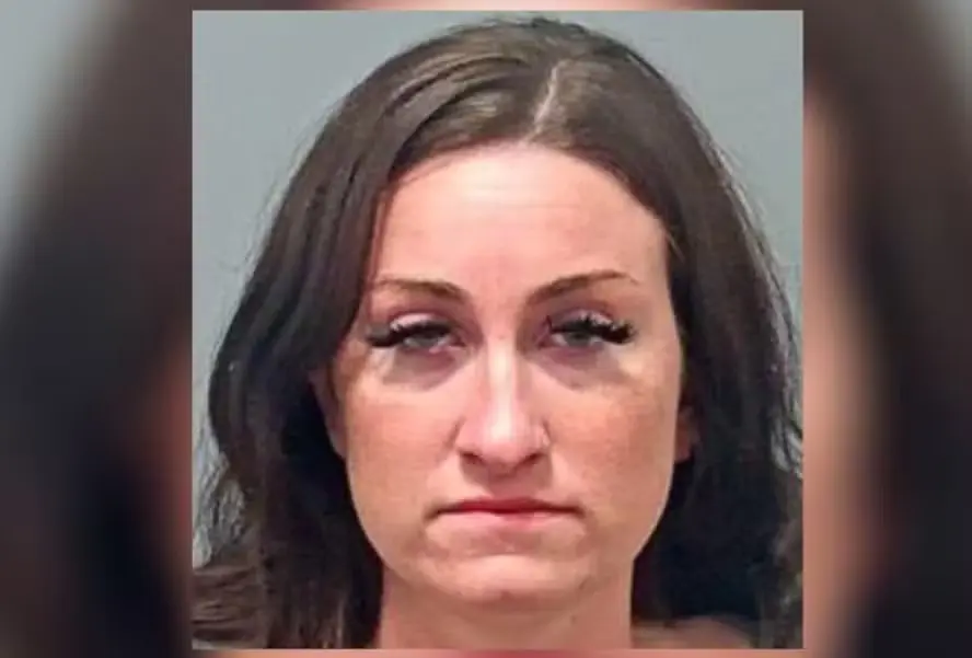 Mulher foi presa após disparar contra casa durante festa de réveillon em Ohio, nos Estados Unidos, e ferir convidado. Foto: Reprodução.