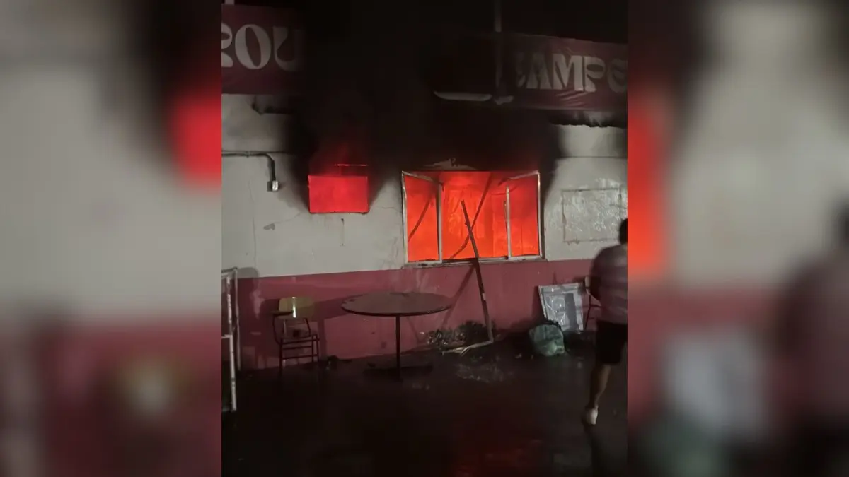 Incêndio atingiu setor de armazenamento de fantasias da Unidos do Jacarezinho, no Rio de Janeiro. Foto: Reprodução / Redes sociais.