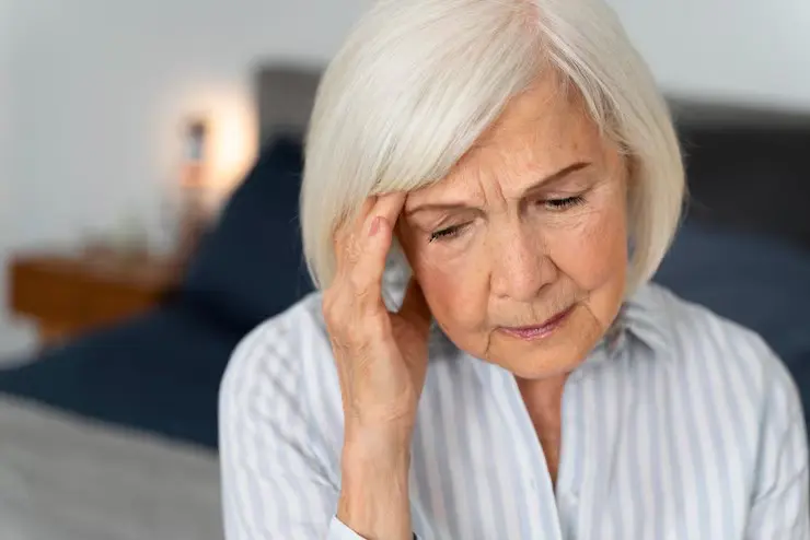 Justiça determina pensão provisória para garantir cuidados com idosa com Alzheimer e reduzir sobrecarga da filha responsável. Foto: Freepik.