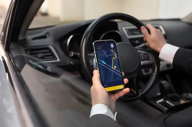 Justiça manteve desligamento de motorista do aplicativo Uber após número elevado de recusas e cancelamentos de viagens. Foto: Freepik,