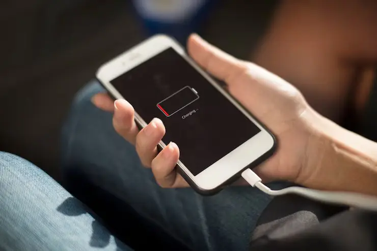 Pesquisadores apontam que baterias mais potentes e eficientes podem impulsionar eletrônicos e veículos elétricos no futuro. Foto: Freepik.