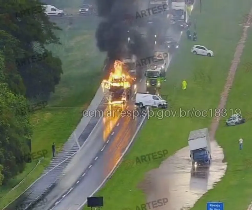 Acidente com quatro veículos interdita trecho da Rodovia Washington Luís, em Araraquara. Foto: Artesp.