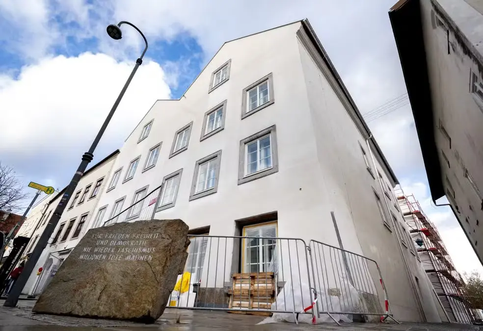 Casa onde Adolf Hitler nasceu, em Braunau am Inn, foi transformada em delegacia e reacendeu debate na Áustria.  Foto: Joe Klamar/AFP.