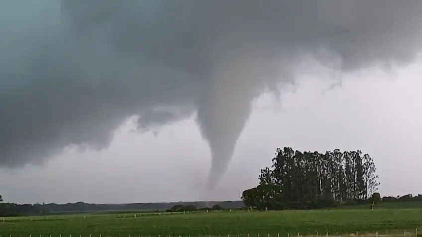 Tornado é registrado no interior do RS durante tempestade; assista ao vídeo 