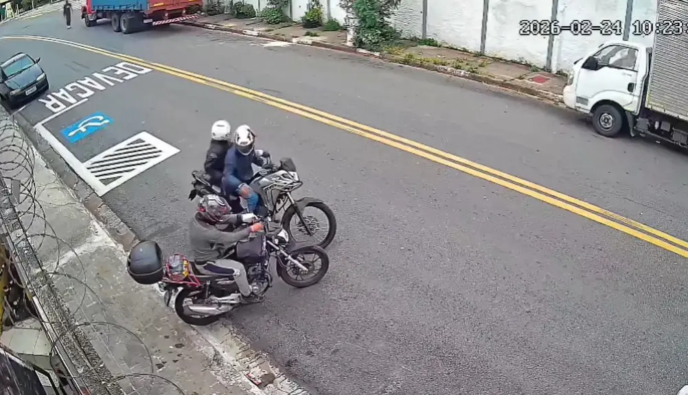 Criminoso lambe vítima durante assalto; veja vídeo