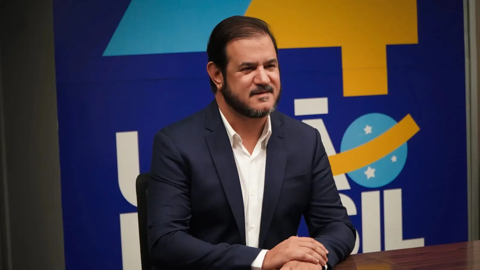 Presidente do União Brasil passa mal e deixa camarote de ambulância em Salvador