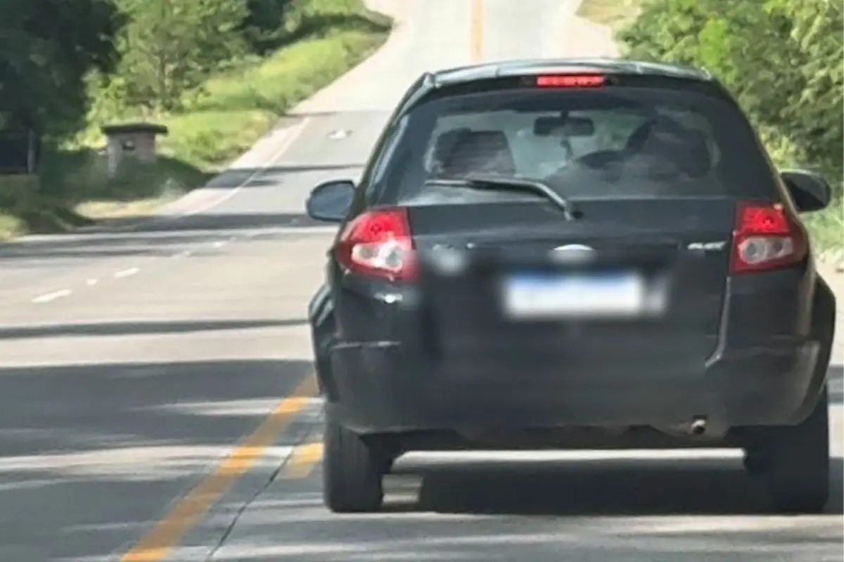 Vídeo flagra casal em ato sexual dentro de carro em movimento (Foto: Reprodução)