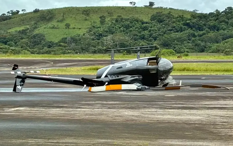 Homem invade aeroporto para 'testar' helicóptero, tenta decolar e derruba aeronave em MG — Foto: Polícia Militar