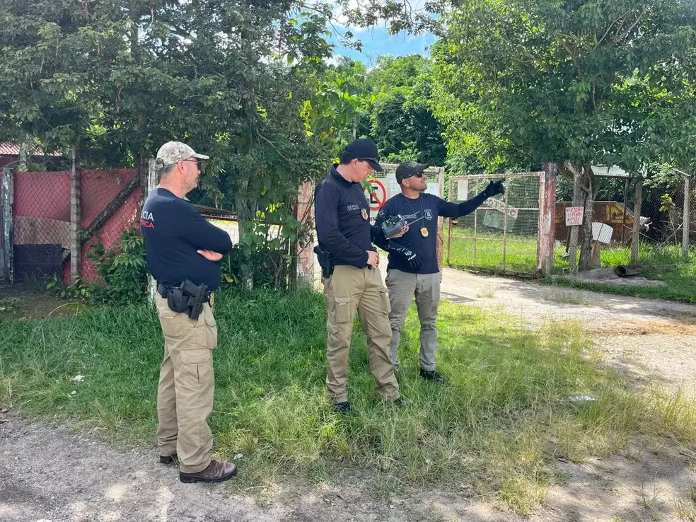 Desaparecimento de mulher: polícia faz escavação em mata após drone indicar possível ossada em Jacareí — Foto: Reprodução/João Mota/TV Vanguarda
